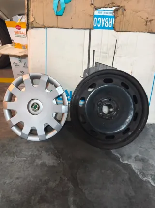 Tapacubos y llanta coche Skoda