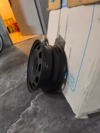 Tapacubos y llanta coche Skoda