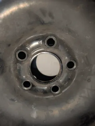 Tapacubos y llanta coche Skoda