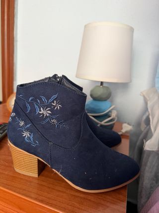 Botines azules bordados