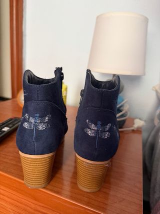 Botines azules bordados