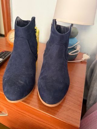 Botines azules bordados