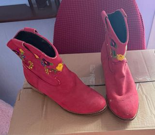 Botines azules bordados