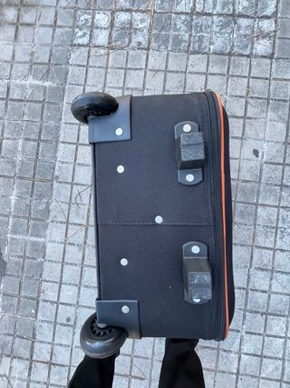 Maleta de viaje negra con detalles naranjas