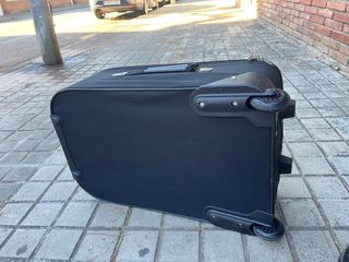 Maleta de viaje negra con detalles naranjas