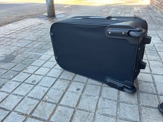 Maleta de viaje negra con detalles naranjas