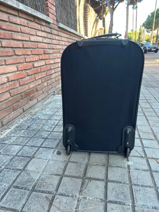 Maleta de viaje negra con detalles naranjas