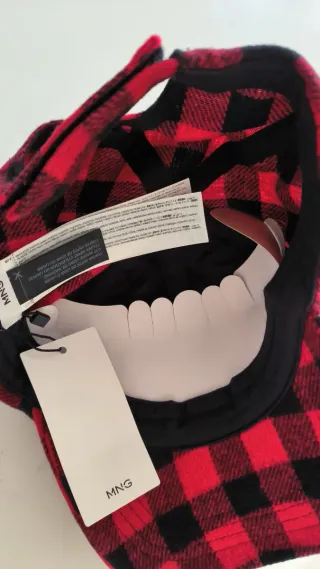 Gorra a cuadros roja y negra