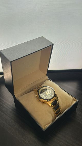 Reloj de pulsera dorado y negro