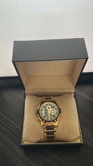 Reloj de pulsera dorado y negro