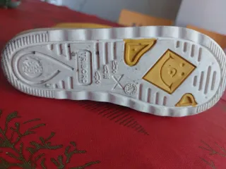 Botas de agua amarillas para niño