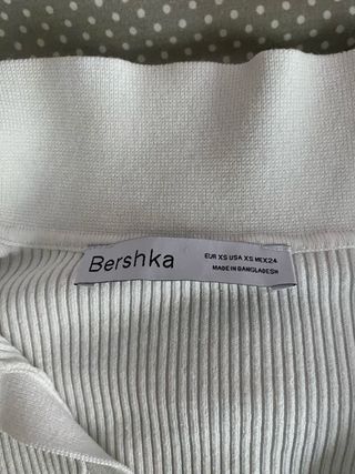 Camiseta Bershka cuello pico