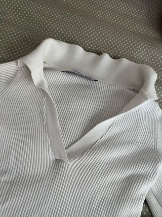 Camiseta Bershka cuello pico