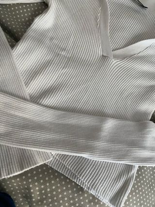 Camiseta Bershka cuello pico