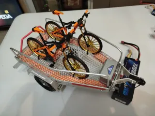Remolque RC escala 1:10 con bicicletas