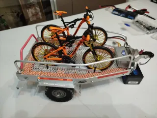 Remolque RC escala 1:10 con bicicletas
