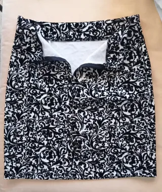 Gonna fantasia floreale barocca bianca e nera