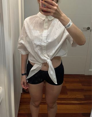 Camiseta corta blanca con nudo