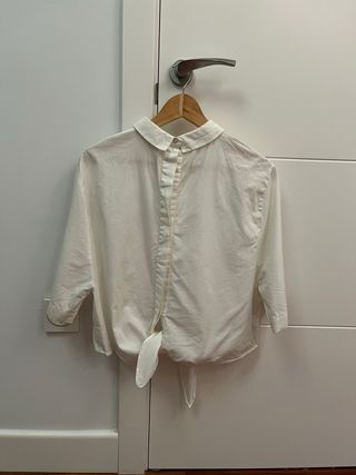 Camiseta corta blanca con nudo