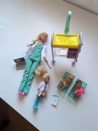 Barbie Dottoressa con Bambini e Accessori