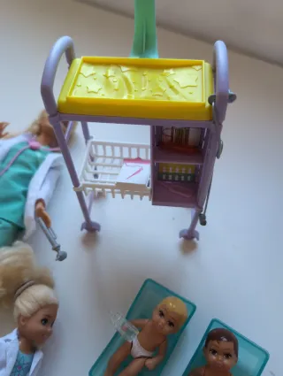 Barbie Dottoressa con Bambini e Accessori