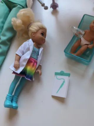 Barbie Dottoressa con Bambini e Accessori