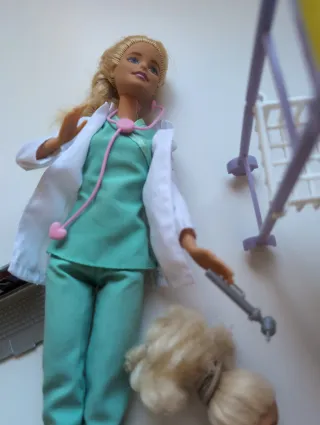 Barbie Dottoressa con Bambini e Accessori