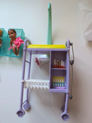 Barbie Dottoressa con Bambini e Accessori