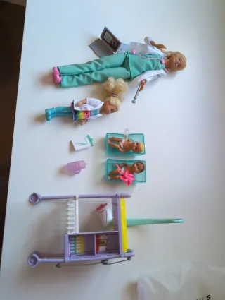 Barbie Dottoressa con Bambini e Accessori