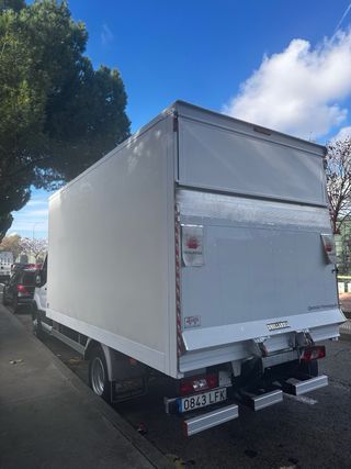 Ford Transit carrozado con trampilla