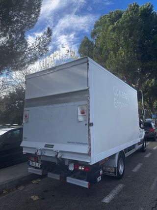 Ford Transit carrozado con trampilla