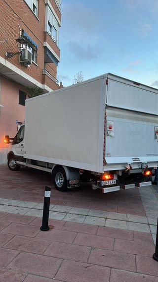 Ford Transit carrozado con trampilla