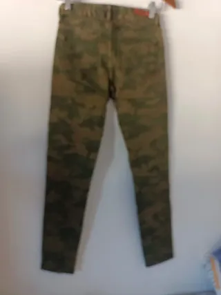 Pantalón Zara Camuflaje Roto Talla 36