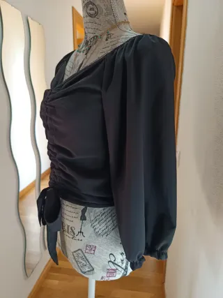 Blusa negra fruncida manga 3/4