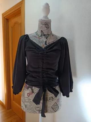 Blusa negra fruncida manga 3/4