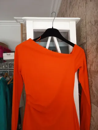 Vestido naranja asimétrico