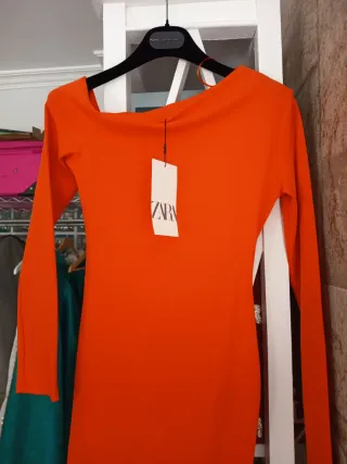 Vestido naranja asimétrico