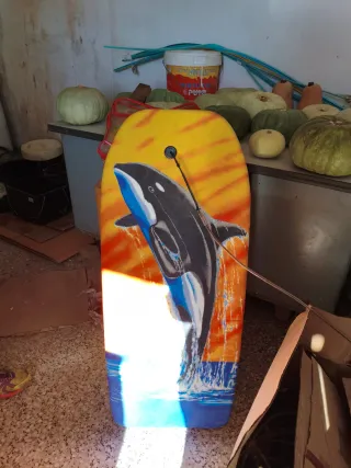 Tabla de corcho para surf con orca