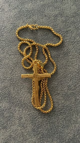 Collana intrecciata con crocefisso dorato