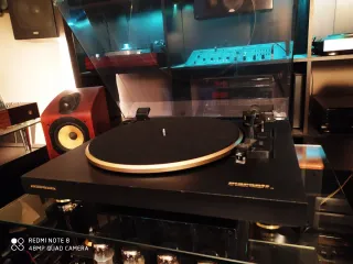 Tocadiscos Marantz Negro y dorado.