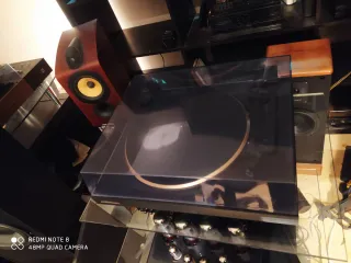 Tocadiscos Marantz Negro y dorado.