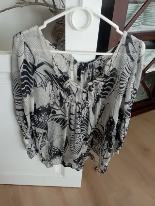 Blusa de seda estampada