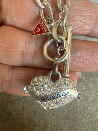 Collar Guess Corazón Brillante y Triángulo