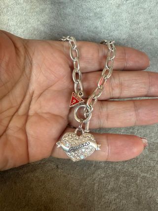 Collar Guess Corazón Brillante y Triángulo