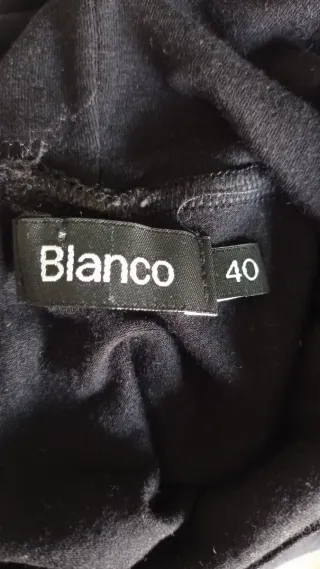 Jersey cuello alto negro con detalles dorados