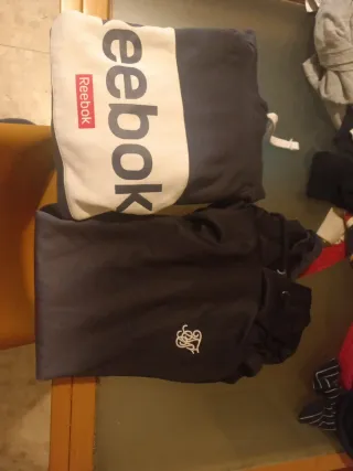 Sudaderas Reebok y SikSilk con capucha