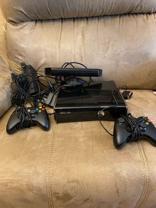 Xbox 360 slim con Kinect y 2 mandos lote de juegos