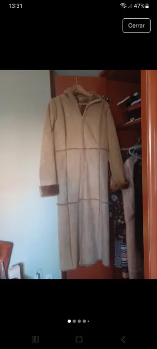 Abrigo largo serraje beige.