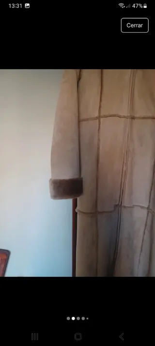 Abrigo largo serraje beige.