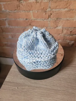 Gorro de bebé tejido azul y blanco